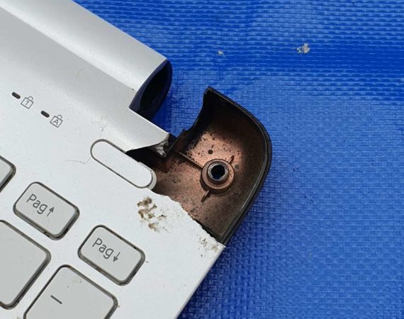 PC DISTRUTTO: SOSTITUZIONE PLASTICHE COMPLETA SONY VAIO